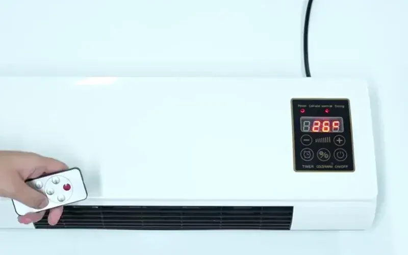Primer plano de un elegante enfriador de aire portátil blanco con pantalla digital.